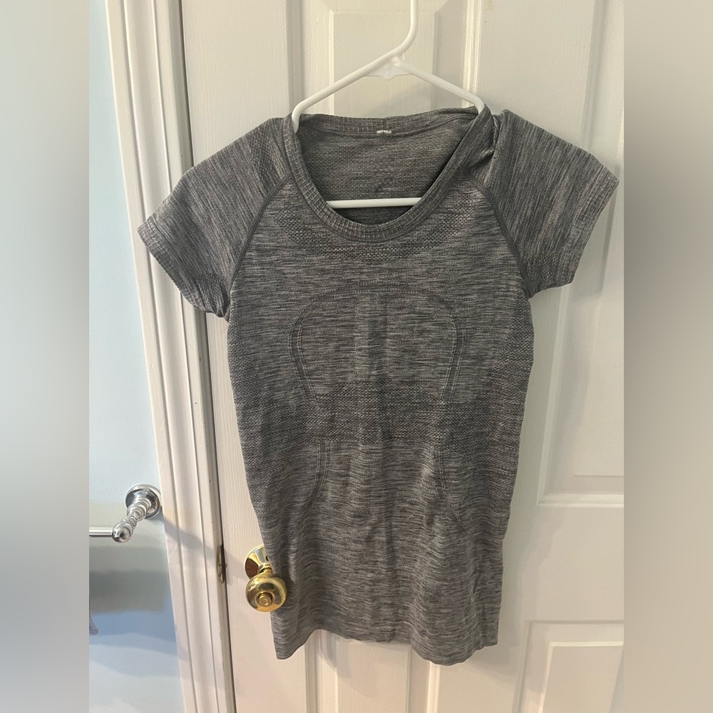 Lululemon size 4 Grey swiftly tech